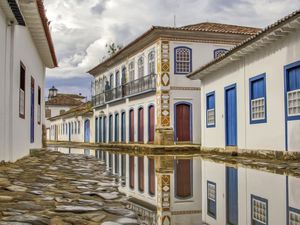 FOTO DE CASARÕES EM PARATY APÓS UMA CHUVA - EDIÇÃO DIGITAL