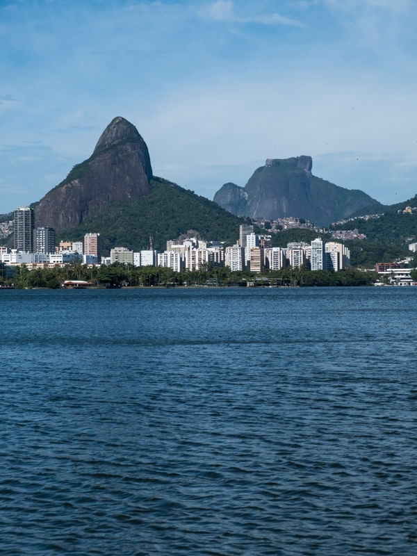 LAGOA E O MORRO DOIS IRMÃOS