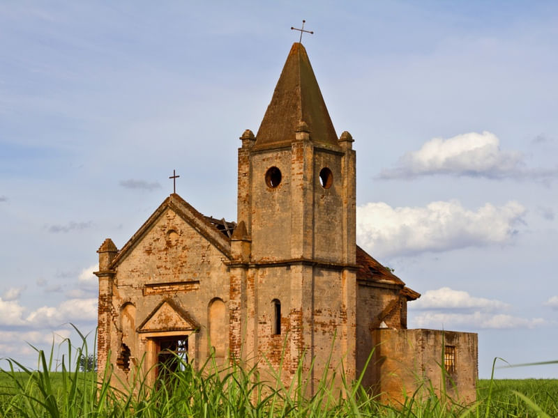 IGREJA ABANDONADA NO CAMPO