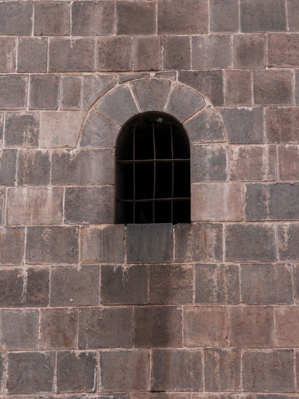 JANELA DA CATEDRAL DE CUSCO EM PAREDE DE PEDRA NA PLAZA DE ARMAS, PERU