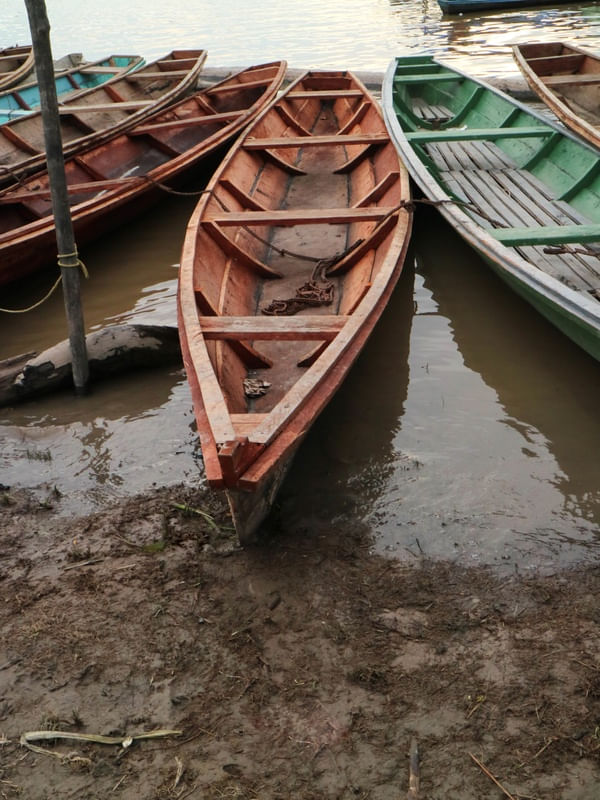 BARCOS DTRADICIONAIS DE MADEIRA ANCORADOS NO PORTO DE TABATINGA NO RIO AMAZONAS