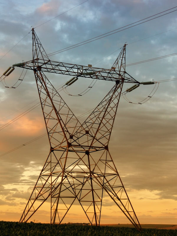 TORRES DE TRANSMISSÃO DE ENERGIA ELÉTRICA EM DESTAQUE AO ALVORECER