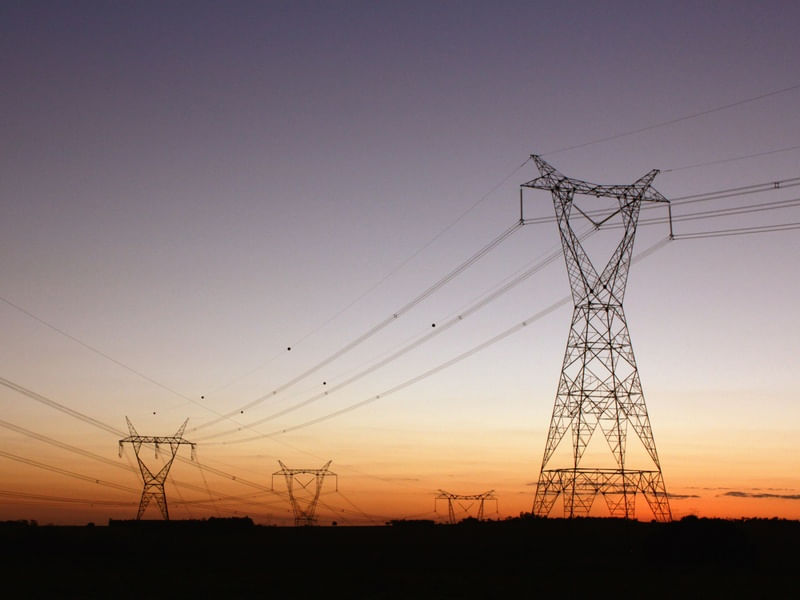 TORRES DE TRANSMISSÃO DE ENERGIA ELÉTRICA AO ALVORECER