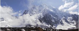 PANORAMA HORIZONTAL DO ALTO DA MONTANHA DE SALKANTAY NO PERU