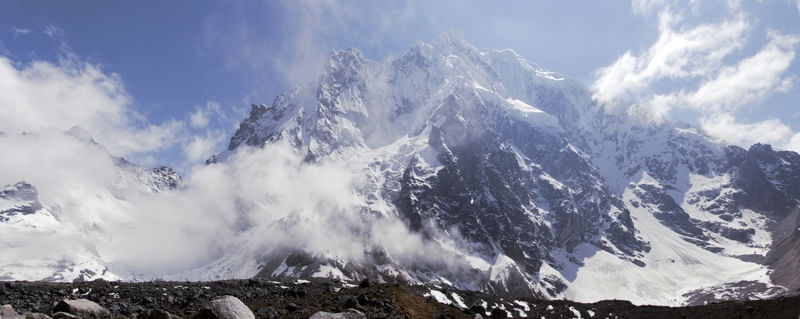 PANORAMA HORIZONTAL DO ALTO DA MONTANHA DE SALKANTAY NO PERU