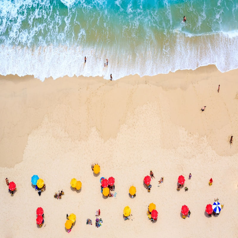 WHEN THE MAN PAINTS WITH THE SEA ( QUADRADA )