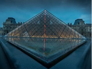 LOUVRE A NOITE