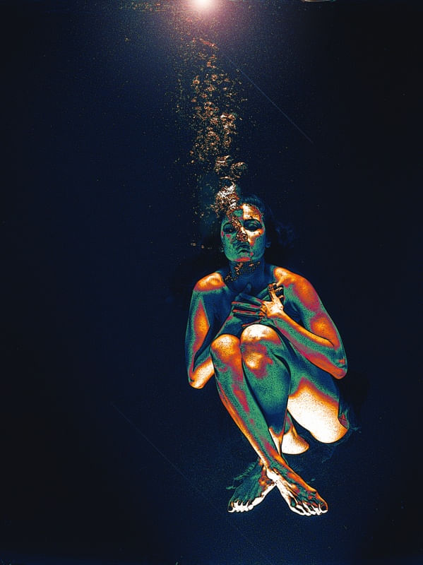 MULHER AO MAR