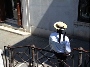 GONDOLEIRO DE COSTAS EM VENEZA
