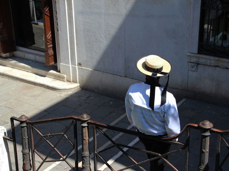 GONDOLEIRO DE COSTAS EM VENEZA