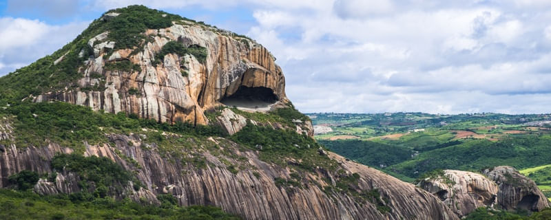 OBSERVANDO A FAMOSA PEDRA DA BOCA