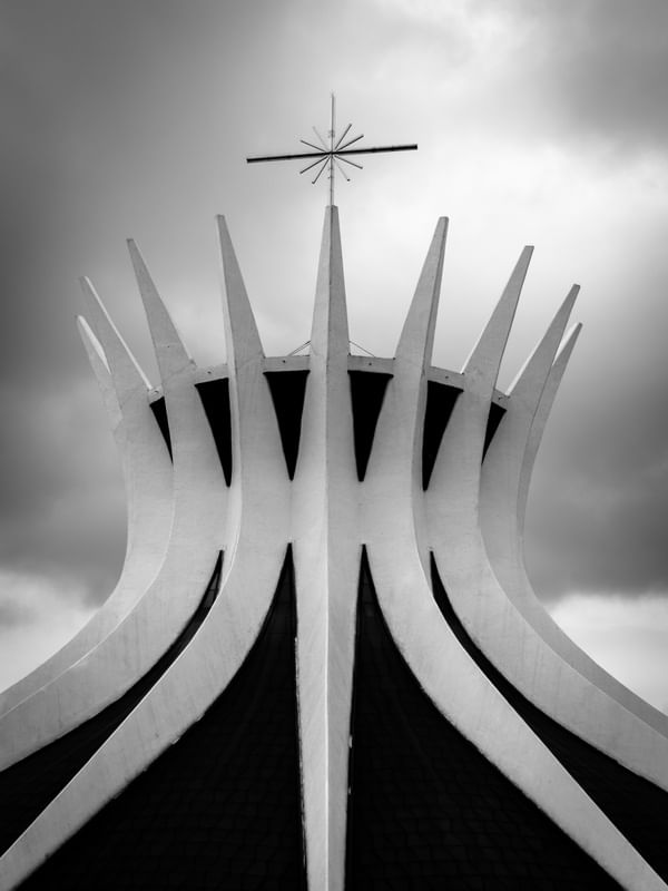 CATEDRAL DE BRASÍLIA EM UM DIA NUBLADO