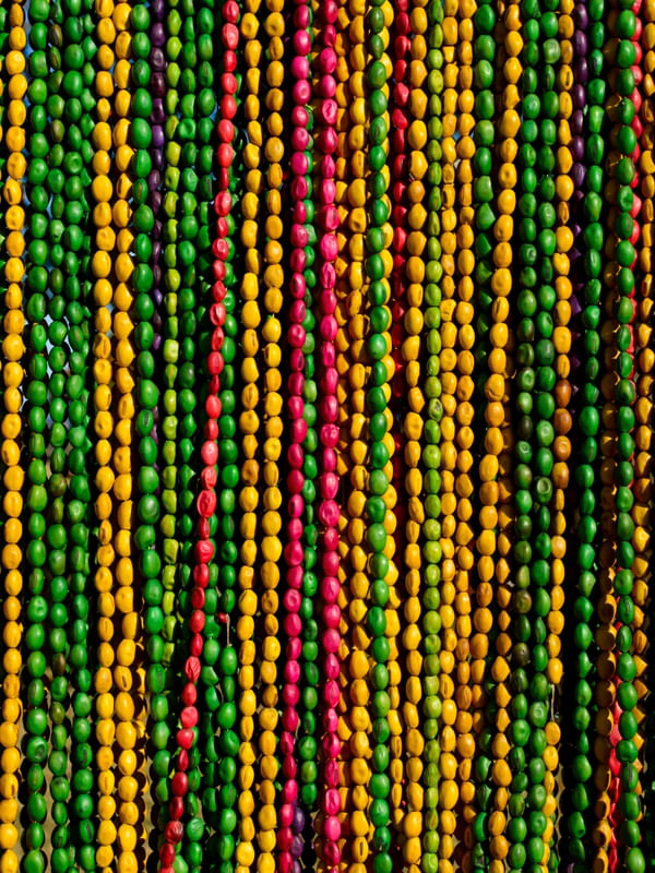 ARTESANATO INDÍGENA COLORIDO ABSTRATO