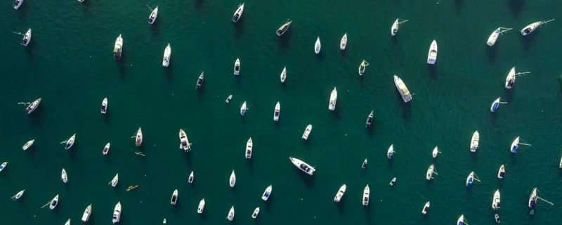 BARCOS NO MAR DA ILHA