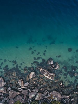 MAR E PEDRAS NA ILHA