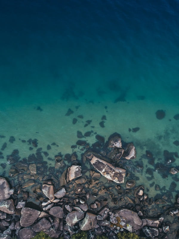 MAR E PEDRAS NA ILHA