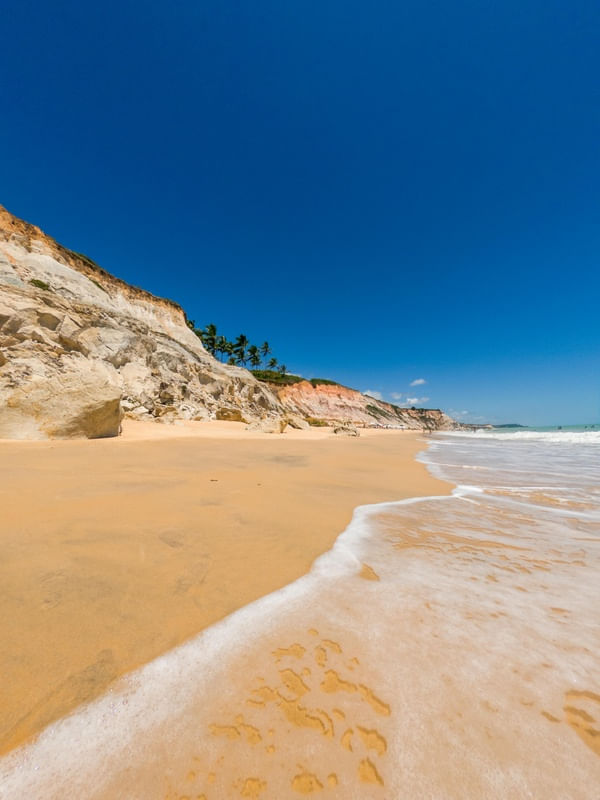 PRAIA COM FALÉSIAS EM TAÍPE - BA