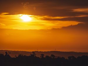 SOL ENTRE AS NUVENS