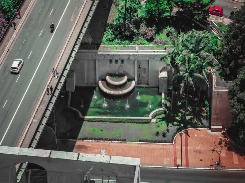 FONTE DA 9 DE JULHO ESVERDEADA