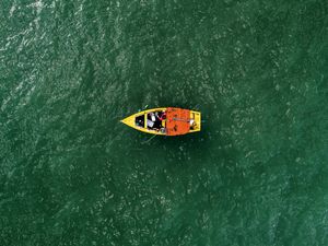O BARCO AMARELO NO MAR VERDE