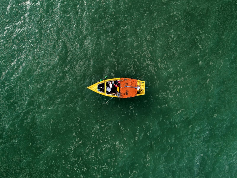 O BARCO AMARELO NO MAR VERDE