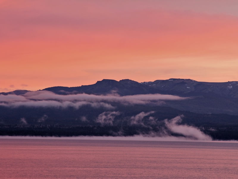 BARILOCHE AMANHECENDO ENTRE CORES E NUVENS