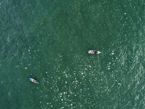 OS CAIAQUES NO MAR VERDE