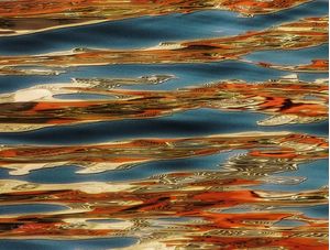 REFLEXOS LARANJAS E AZUIS NA LAGOA