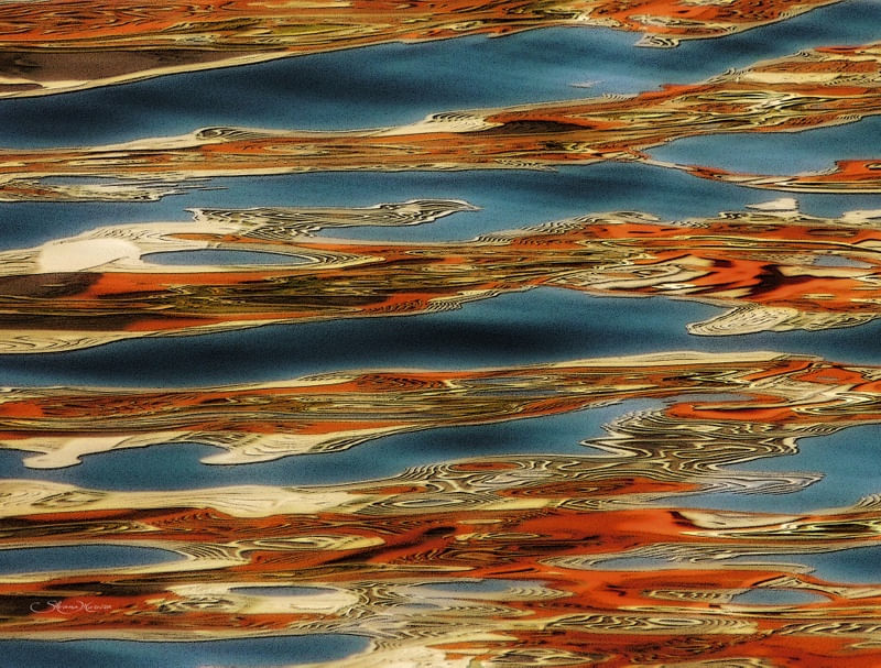REFLEXOS LARANJAS E AZUIS NA LAGOA