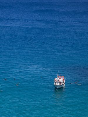 BARCO NA PRAIA DO SANCHO EM NORONHA