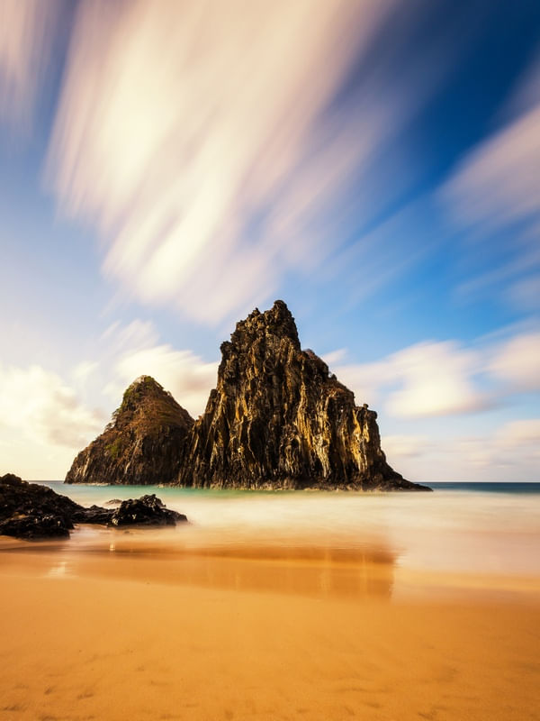 MORRO DOIS IRMÃOS NA CACIMBA DO PADRE EM NORONHA