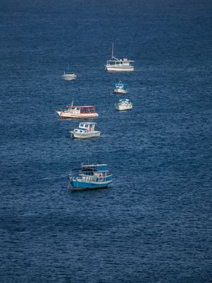 BARCOS NA PRAIA DO PORTO EM NORONHA