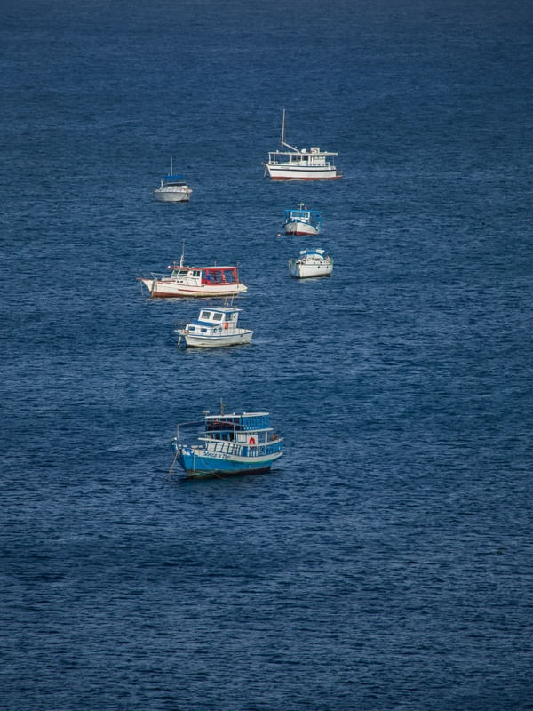 BARCOS NA PRAIA DO PORTO EM NORONHA