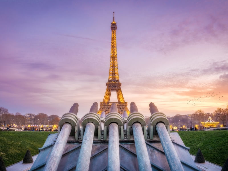POR-DO-SOL NA TORRE EIFFEL