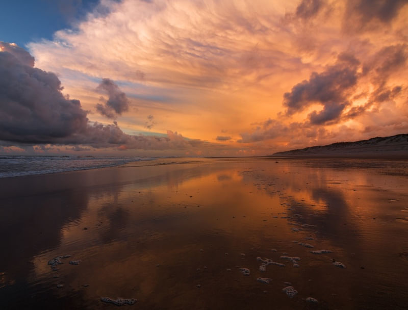 PÔR DO SOL NA PRAIA