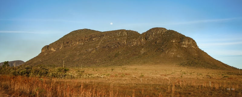 MORRO, LUA E CERRADO