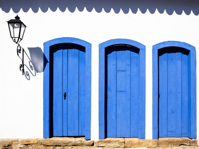 TRÊS PORTAS AZUIS EM PARATY