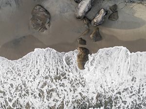 AS PEDRAS, AS ONDAS E O MAR I