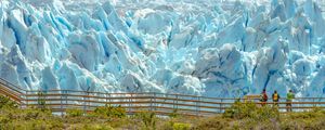 GRUPO DE AMIGOS OBSERVANDO O GLACIAR PERITO MORENO