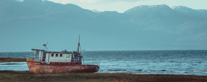 UM BARCO ENCALHADO