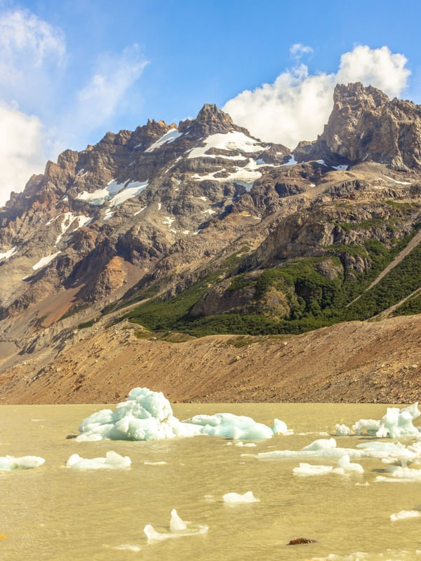 MONTANHAS E PEDAÇOS DE GLACIAR