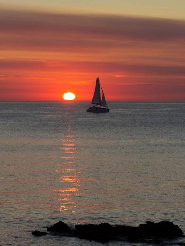 POR DO SOL COM BARCO A VELAS