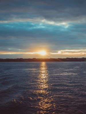 POR DO SOL NAVEGANDO SOBRE O OCEANO PACIFICO SUL, CHILE