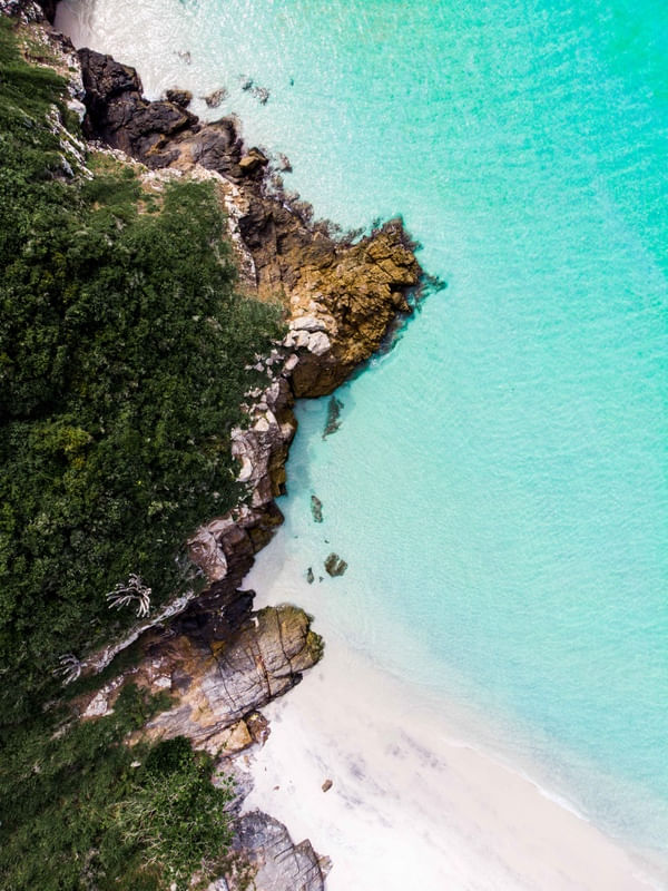 PEDRAS BEIJANDO O MAR AZUL II