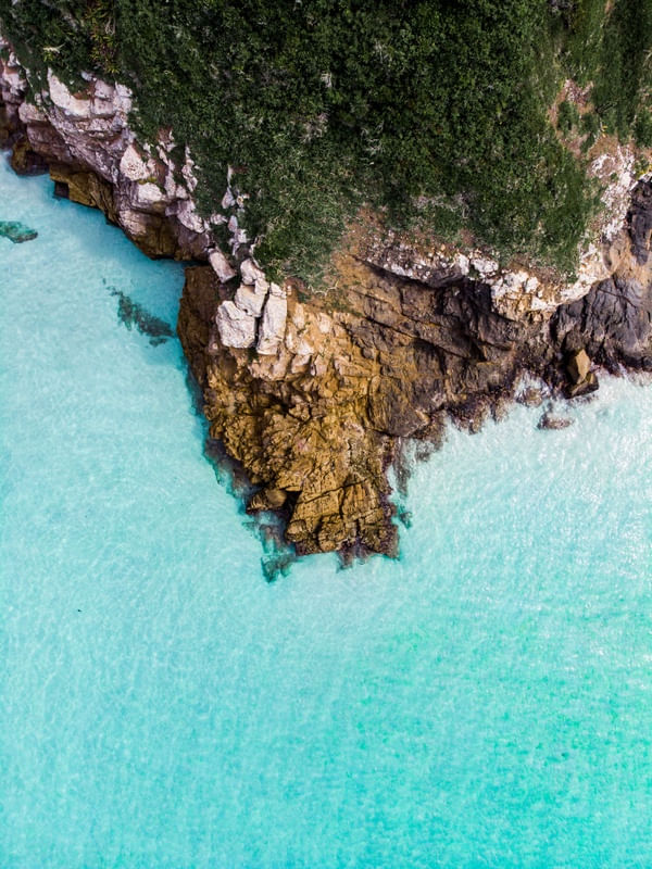 PEDRAS BEIJANDO O MAR AZUL III