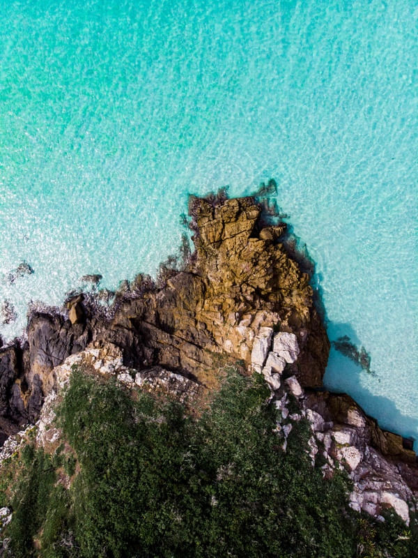 PEDRAS BEIJANDO O MAR AZUL IV