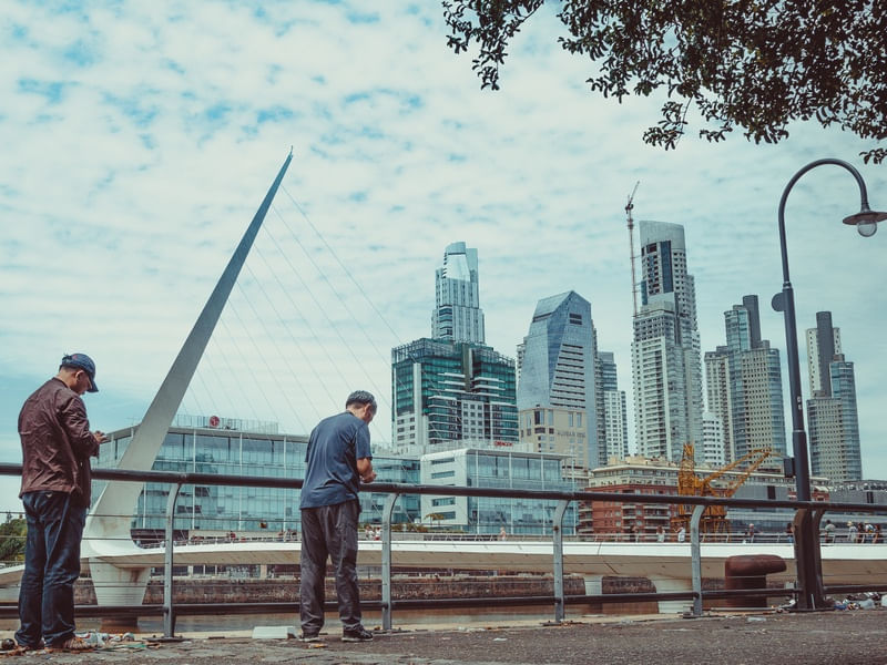 TURISTA EM PUENTE DE LA MUJER