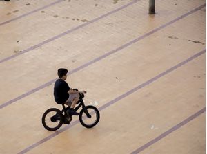 O MENINO E A BICICLETA