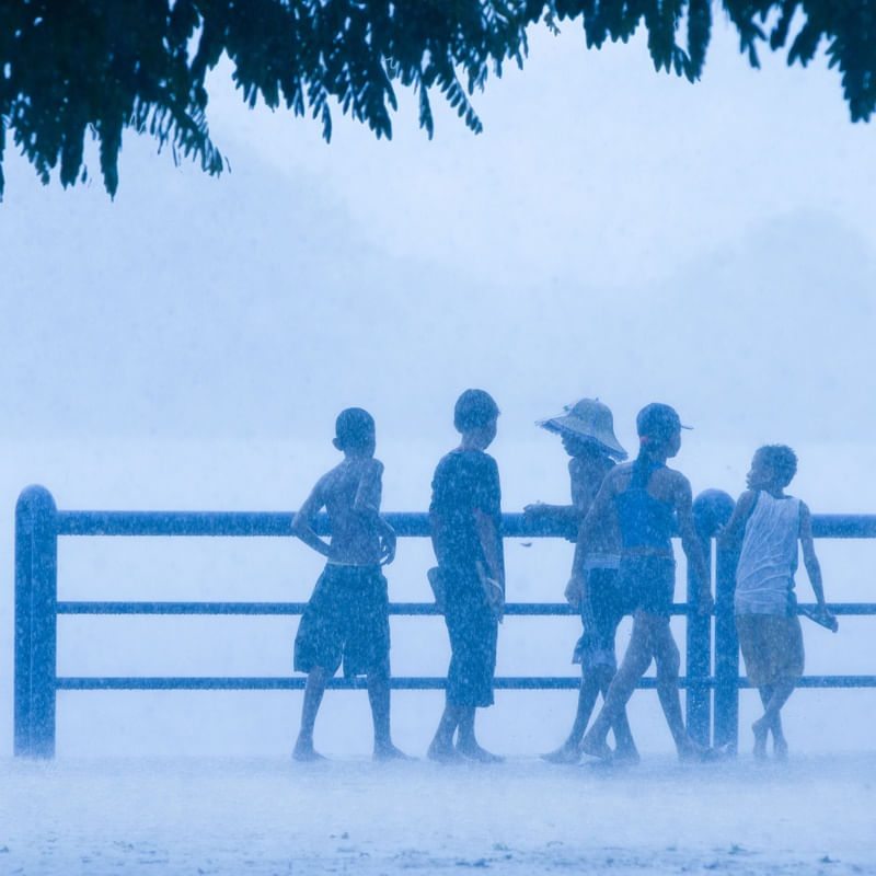 BRINCADERIA DE CRIANÇAS NA CHUVA