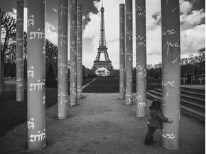 A MENINA E A TORRE EIFFEL - PARIS